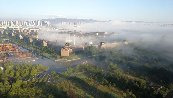 山西大同遭遇“平流雾” 呈现罕见“云中城”美景