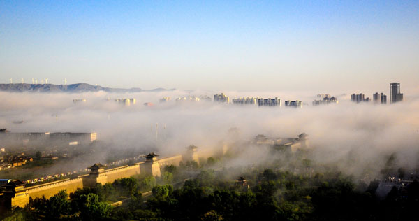 山西大同遭遇“平流雾” 呈现罕见“云中城”美景
